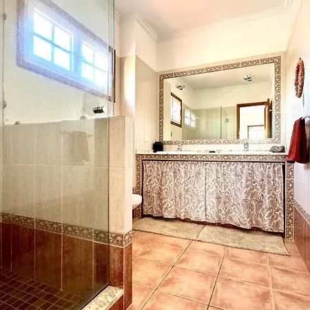 Zz-family House On The By Deihu Experiences בית נופש Arico